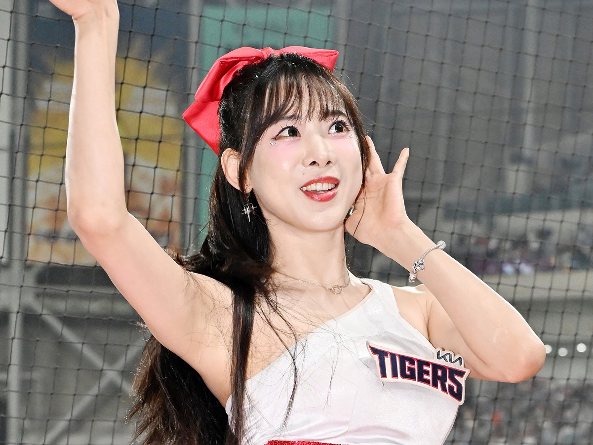 韓国プロ野球チアが『ポケモン』サトシのコス披露！「最高の美女」「似合いすぎ」とファン絶賛【PHOTO】