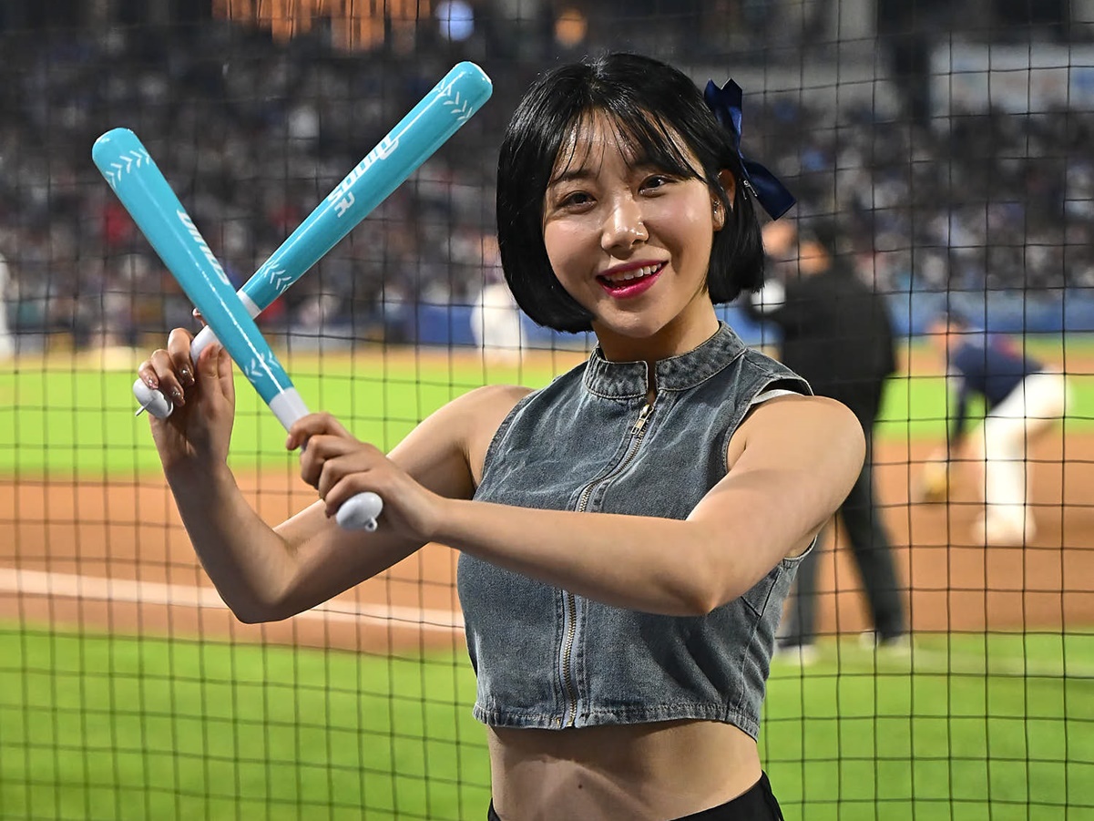韓国プロ野球チア、“ぴったりトップス”の自撮り写真に反響続々「美貌半端ない」「キュートすぎ！」【PHOTO】
