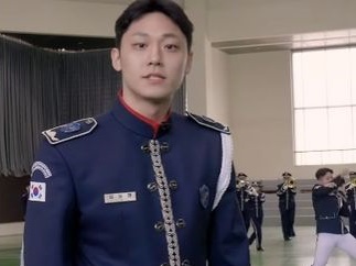 お茶目な姿も、兵役中の俳優イ・ドヒョンが軍公式ユーチューブに登場！空軍儀仗隊として活動中