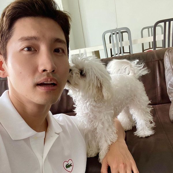 東方神起チャンミン 愛犬がほっぺにチュー どっちも可愛い Photo スポーツソウル日本版 東方神起チャンミン 愛犬がほっぺにチュー どっちも可愛い Photo スポーツソウル日本版