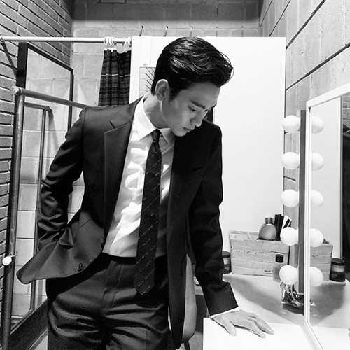 俳優キム スヒョン 極上のスーツ姿に反響 モノクロ写真でこんなにかっこいい Photo スポーツソウル日本版