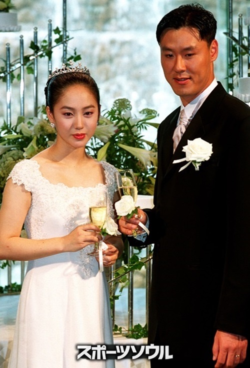 2001 年 に 俳 優 イ-チ ャ ン ウ ォ ン(右)と 結 婚 し た パ ク-チ ュ ミ 