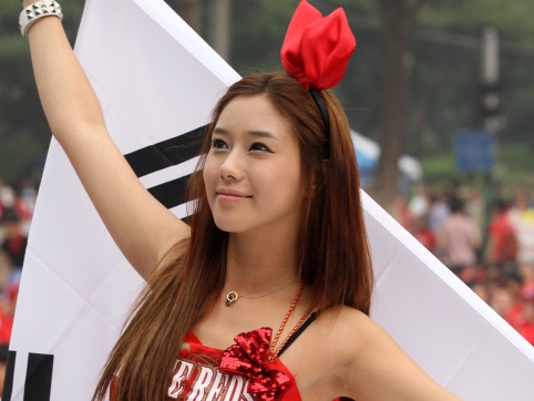 【写真】韓国代表の美女サポーター5選！大胆衣装にへそチラまで
