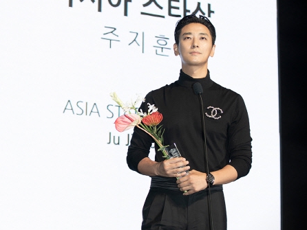 最旬俳優チュ・ジフン、釜山で2冠の快挙「今年も目覚ましい活躍」