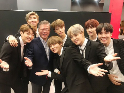 BTS（防弾少年団）、フランスで文在寅大統領と撮った“記念ショット”公開