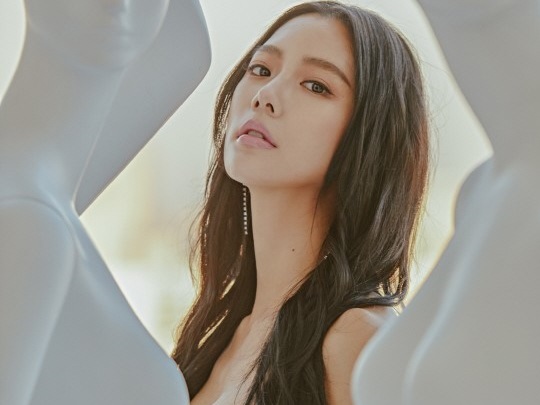 韓国女優クララ、中国で認められた美貌とスタイルを見せつける【PHOTO】