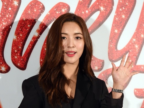 f(x)ルナ、なりすましアカウントによる“振り込め詐欺”に注意喚起。被害は実の母にまで