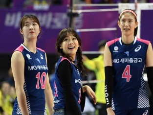 【写真】人気美女アナが韓国Vリーグのオールスター戦にサプライズ出場!! キュートな笑顔は必見