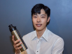 “ソン・フンミンと親友”の俳優リュ・ジュンヨル、環境保護のためタンブラーを愛用。「些細なことから努力を」