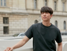 俳優コン・ユ、ルイ・ヴィトンのファッションショーに出席。パリで見せたでシックな魅力 【PHOTO】