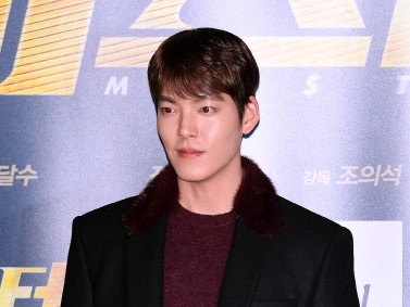 俳優キム・ウビン、復帰説を所属事務所が否定。「現在は回復に専念」