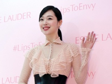 故ソルリさんの1周忌を迎え、親友女優が墓地を訪れた写真を公開「ずっと会いにくるから」