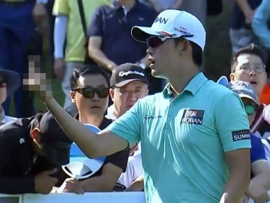 【画像】観客に“中指”を突き立てた韓国人ゴルファー…3年間の資格停止、罰金1000万ウォン