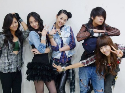 f(x)ビクトリア、デビュー当初の写真と共にソルリを哀悼。「忘れない、愛してる」
