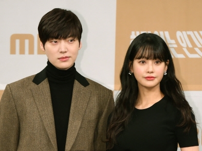 “ドロ沼離婚で物議”のク・ヘソン夫、騒動後初の制作発表会で心境語る。「今も汗が止まらない」