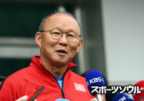 サッカーベトナム代表の韓国人監督が偉業 外国人として史上初めて2級労働勲章を受章 スポーツソウル日本版