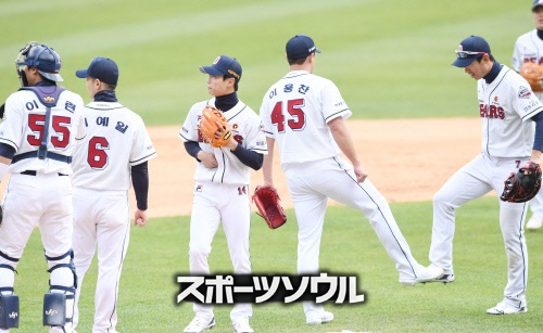 唾吐き行為も素手ハイタッチも 禁止 した韓国プロ野球 選手たち 無意識で 混乱する スポーツソウル日本版