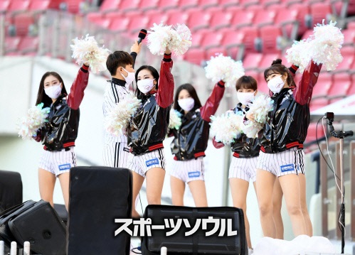 美女チアリーダーたちにもマスクは絶対に必要 応援中は呼吸が苦しいけど スポーツソウル日本版
