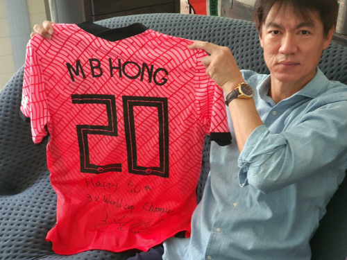 Jリーグでも活躍したホン・ミョンボが、ペレに“サイン入りユニホーム