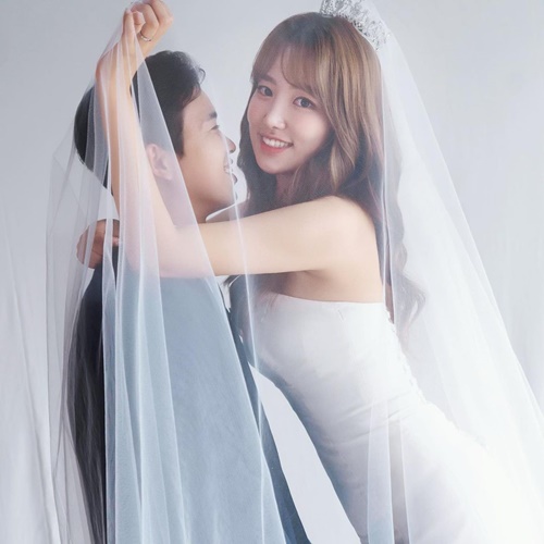 韓国プロ野球選手と結婚の美女チアリーダー、美背中あらわなウェディングフォト披露!【PHOTO】