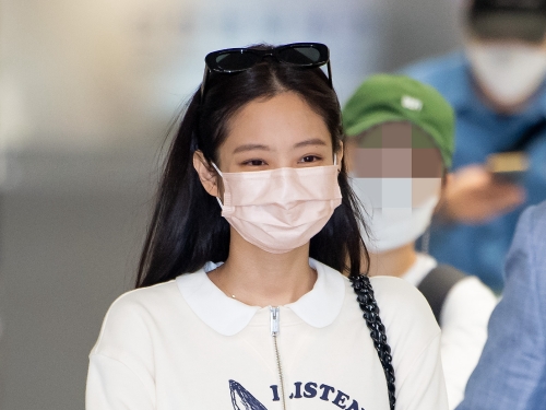 BLACKPINKジェニー、パリでのスケジュール終えて帰国！“セレブオーラ全開”の空港ファッション【PHOTO】