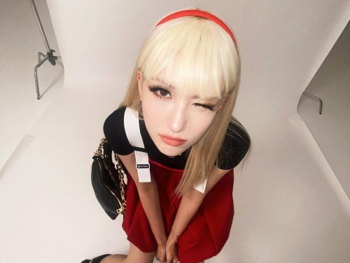 「誰!?」I.O.I出身チョン・ソミ、“金髪美少女ビジュアル”にファン驚愕【PHOTO】