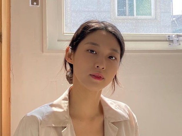 【写真】「すごい服ですね…」AOAソリョンが“大胆トップス”で美貌をアップデート