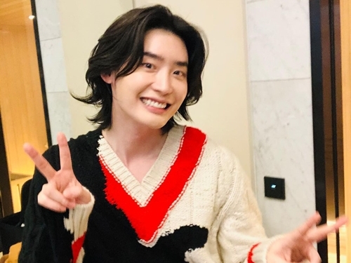 今年除隊したイ・ジョンソク、無邪気な笑顔に反響続々「彼氏感すごい」「最強すぎる」【PHOTO】