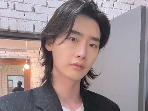 俳優イ・ジョンソクの“イケメンすぎる”近況が話題に！ 「誰もが振り向く美男子」【PHOTO】