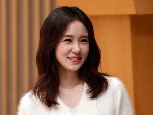 【写真】韓国美女アナ、チャン・イェウォンの“色気満点”肩出しニット「韓国で最も美しい笑顔」の声