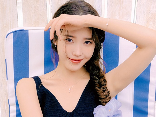 “歌姫”IU（アイユー）、新型コロナ検査で陰性…出席した結婚式でワクチン未接種の歌手が感染者に