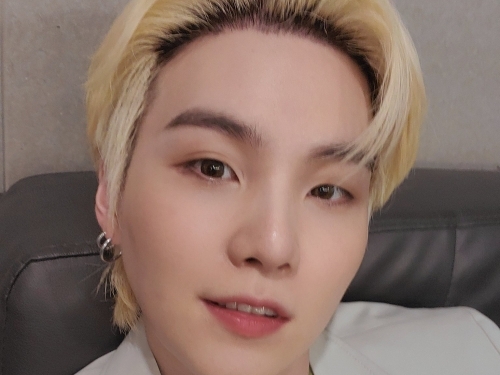 BTSのSUGA“金髪×デコ出し自撮り”に「反則です！」「最高にかっこいい」と反響【PHOTO】