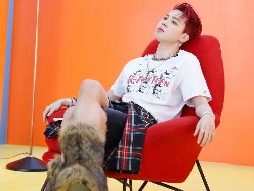 BTSのJIMIN、“赤髪×スカート姿”に視線集中「エモすぎ」「魅力が底なし沼…」とファン【PHOTO】