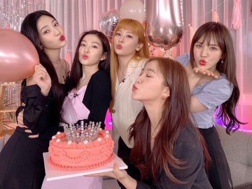 Red Velvet、久々の集合写真にファン歓喜！“キュートなキス顔”で7周年をお祝い「愛してるよ♡」【PHOTO】