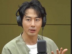 映画『モガディシュ』主演チョ・インソン、ラジオ番組でリラックスした姿を見せ話題