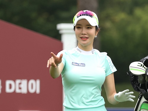 韓国女子ゴルファー、アン・シネのレースキャミ姿にファン歓喜「愛おしすぎる」「ビューティフル」【PHOTO】