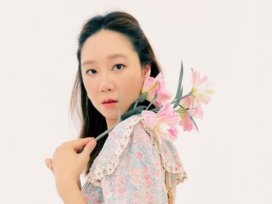 『椿の花咲く頃』女優コン・ヒョジン、最新ビジュアルで秋を先取り！“最も愛らしい41歳” 【PHOTO】