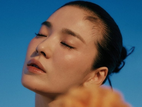 女優ソン・ヘギョ、韓国版『VOGUE』で見せた“オーラ満点”な眼差し。「ずっと変化してる」【PHOTO】