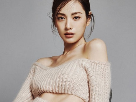 「もはや作り物…」“世界で最も美しい顔”ナナがファッション誌に登場、演技への熱い思いも【PHOTO】