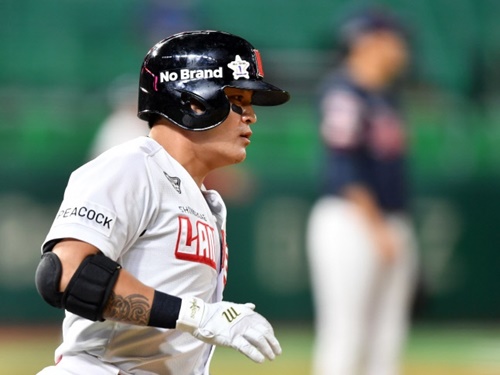 元メジャーリーガーの39歳チュ・シンス、韓国プロ野球の「20本塁打20盗塁」最年長記録更新！