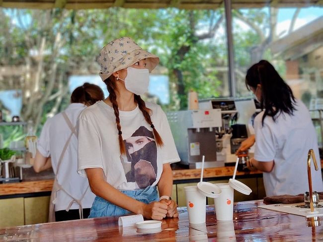 女優パク・ハンビョルの近況が明らかに。痩せ細った腕と変わらぬ美貌の“カフェ店長”【PHOTO】