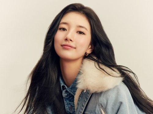 美人女優ペ・スジ、ダウンコートから“スリムなウエスト”が「チラリ」。メリハリボディに釘付け【PHOTO】