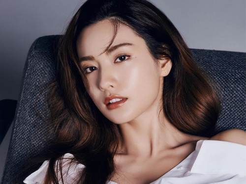 「世界で最も美しい顔」1位AFTERSCHOOLナナ、オフショルで“美肩＆鎖骨見せ”…【PHOTO】