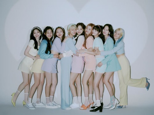 TWICEが新AL『Formula of Love: O+T＝＜3』を語る。メンバーがなりたい“専門家”は？【一問一答】