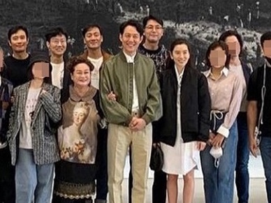 【写真】『イカゲーム』俳優イ・ジョンジェ、恋人関係の“財閥副会長”とニッコリ…アメリカで順調な姿