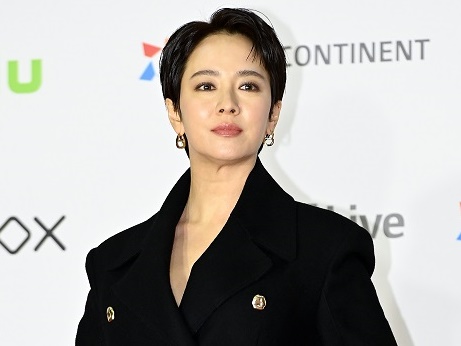「スタイリングが残念な芸能人」と騒動になった女優ソン・ジヒョが授賞式に登場、今回の評価は？