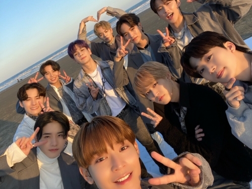 JO1、海辺をバックにした“キュートな集合SHOT” 新曲は活動休止中のメンバーへのメッセージ？【PHOTO】