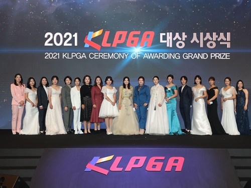 選手がドレス姿で登場！韓国女子ツアー、2021シーズン年間表彰で華やかなフィナーレ【PHOTO】