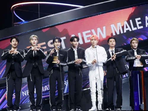 【写真】ENHYPEN、「2021MAMA」で“新人賞”受賞しファンに感謝「幼い頃からの夢の舞台」