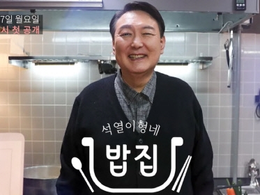 韓国大統領候補がユーチューブで料理企画実施、元検察総長からソフトな印象へと転換を図る